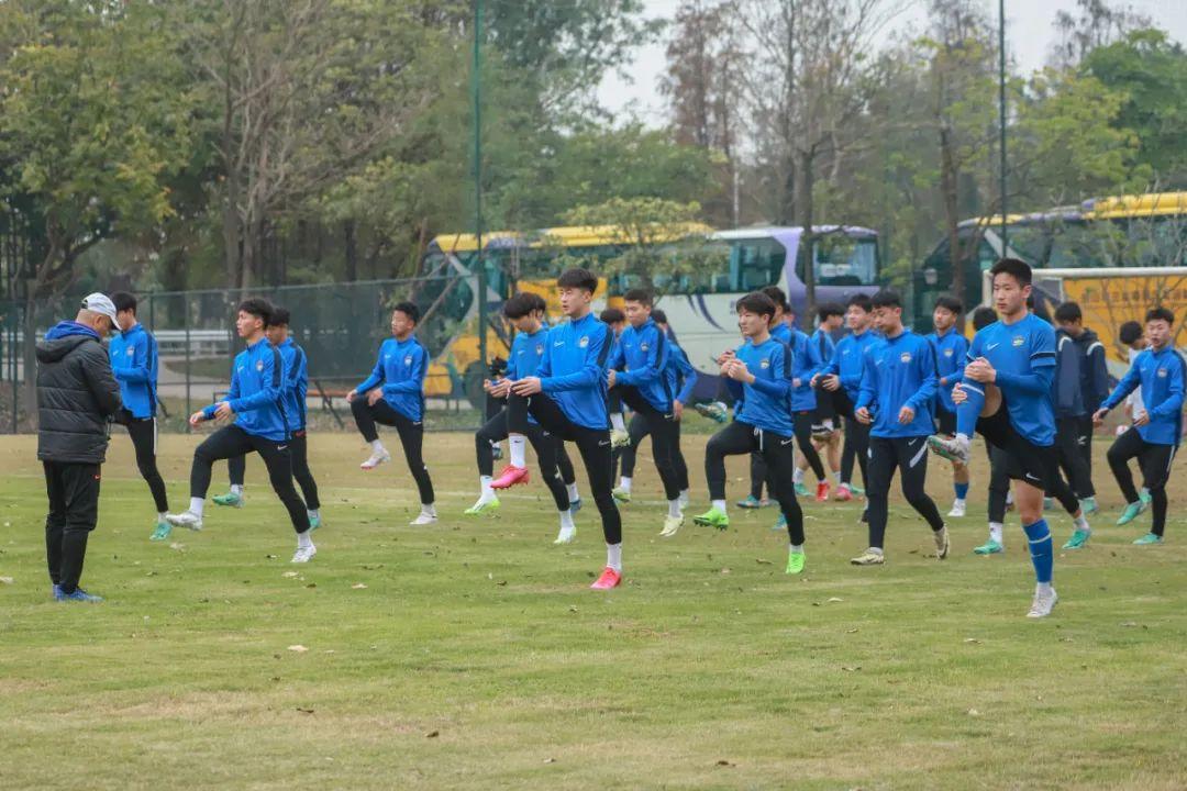 B体育APP:中国足球青训基地举办青少年足球比赛：检验青训成果，选拔优秀苗子的简单介绍