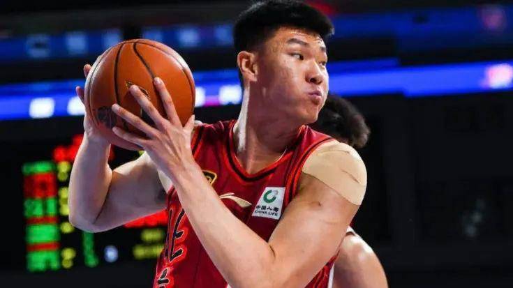 B体育官网：CBA球员：高薪背后，压力与责任，如何平衡职业与生活？的简单介绍